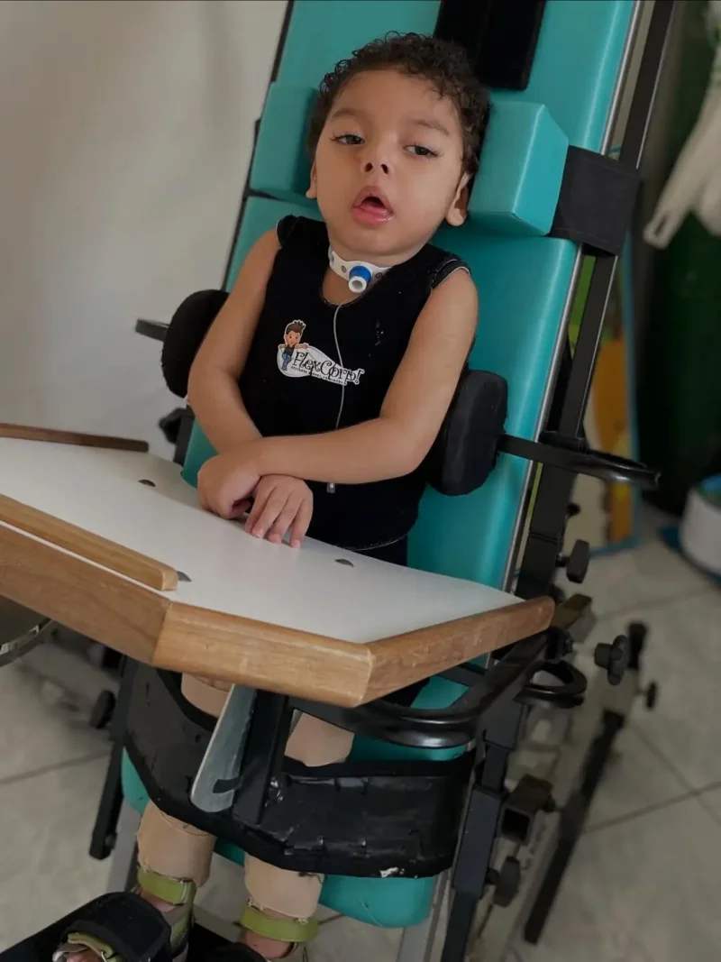 O Pedro não anda e não enxerga. Mas ele reconhece a voz da mãe e existe uma nova etapa que pode mudar isso